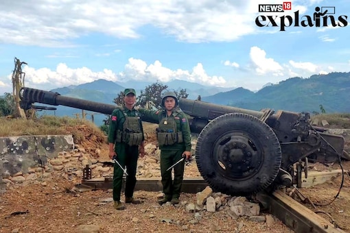 Members of the Myanmar National Democratic Alliance Army pose in front of the seized howitzer in Shan state, Myanmar. (Credits: AP)